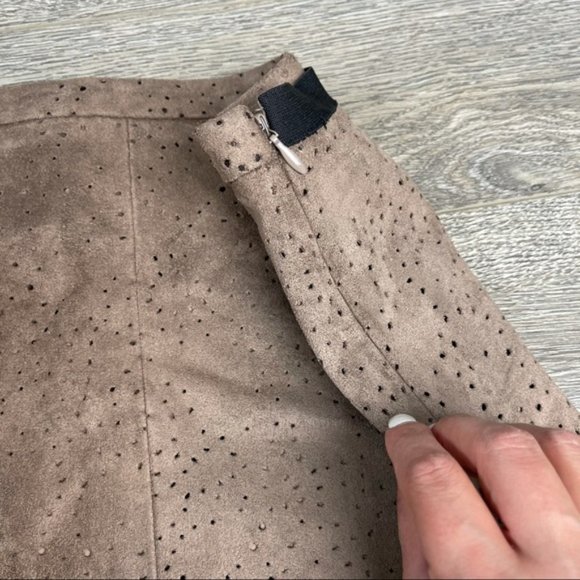 BCBGMAXAZRIA Sheryl Mocha Faux Suede Skirt Size M - Picture 8 of 8